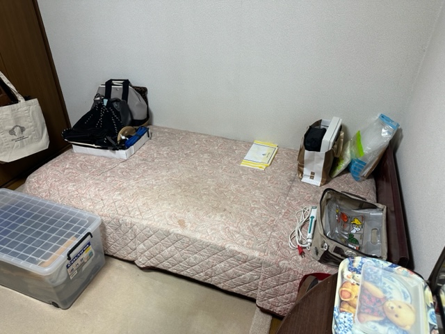 埼玉県草加市の部屋の片付けと不用品回収および解体工事，回収したロータイプのシングルベッド